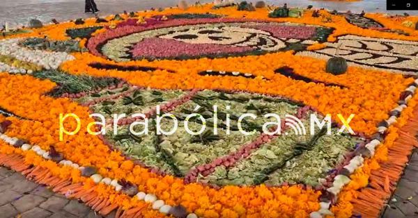 Colocan monumental catrina de verduras y frutos en Los Reyes de Juárez