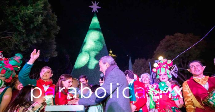 Enciende Pepe Chedraui el Árbol de Navidad en el Zócalo de la Ciudad