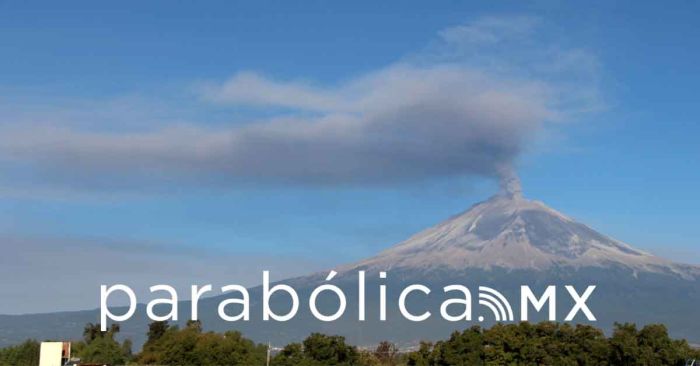 Lanza el volcán Popocatépetl gigantesca fumarola matutina