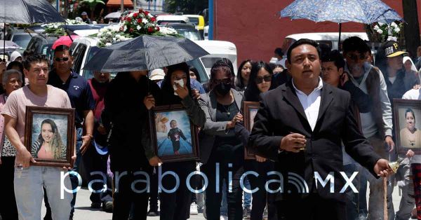 Dan &uacute;ltimos adi&oacute;s a la familia fallecida tras aparatoso choque en Coronango