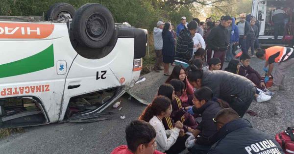 Hay 19 lesionados tras volcadura de combi de Ruta Zinacatepec-Tehuacán