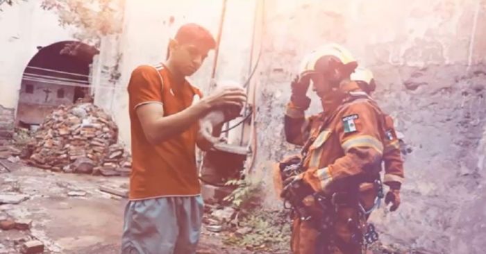 Rescata personal de PC a gatito que cay&oacute; a un pozo de 50 metros de profundidad