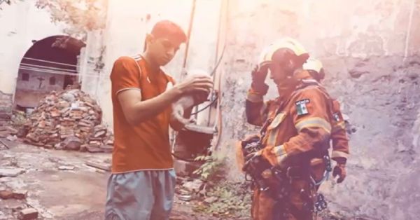 Rescata personal de PC a gatito que cay&oacute; a un pozo de 50 metros de profundidad