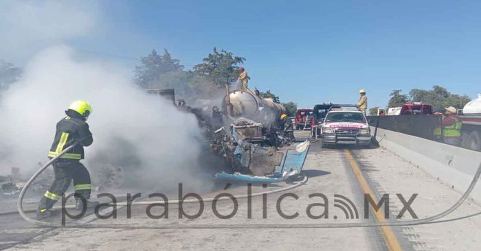 Cierran la Puebla-Orizaba tras choque e incendio de dos tractocamiones