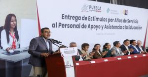 Entregan reconocimientos y medallas al personal de apoyo y asistencia a la educación