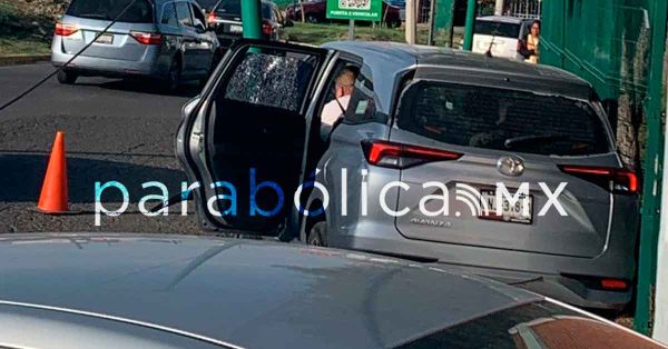 Atacan a balazos una camioneta frente al colegio Camino Real de Cholula