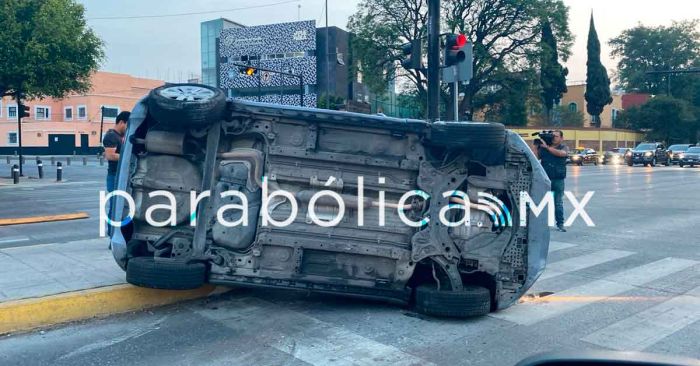 Vuelca su auto en pleno Bulevar 5 de Mayo