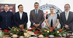 Pide gobernador retomar tradición de preparar Chiles en Nogada