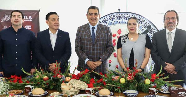 Pide gobernador retomar tradición de preparar Chiles en Nogada