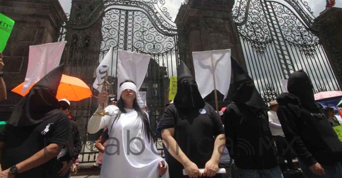 Llega a la Catedral la protesta al Poder Judicial