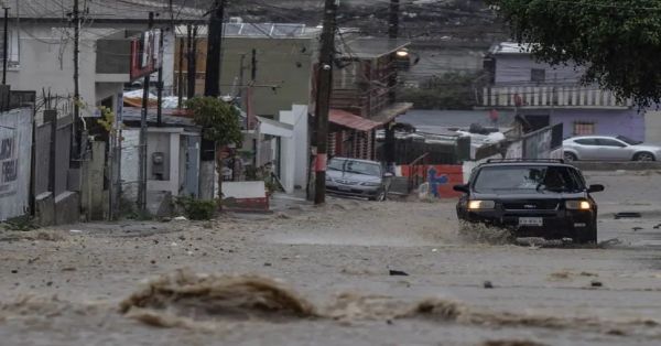 Personas quedan atrapadas por tormentas en Tijuana