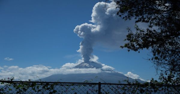 Sorprende volcán Popocatépetl espectacular fumarola