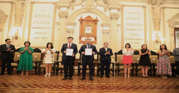 Firman convenio de colaboraci&oacute;n ayuntamiento de Puebla y China
