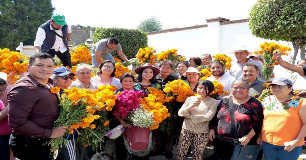 Entregan en los panteones de Cholula flores a los visitantes