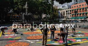 Colocan alfombra monumental en el Zócalo de Puebla