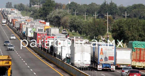 Tambi&eacute;n Canacintra pide reabrir tramos carreteros bloqueados