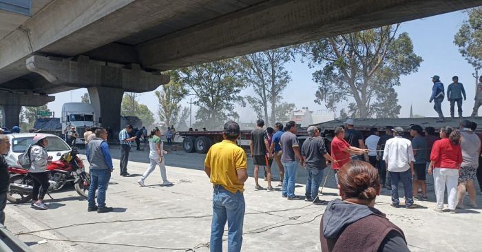Choca tr&aacute;iler contra muro de la autopista Puebla-M&eacute;xico; muere el chofer