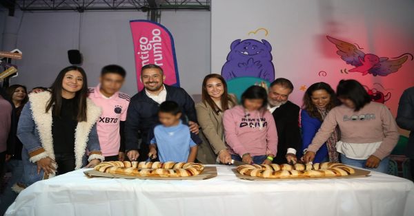 Apadrinan a niñas y niños del centro de día del SMDIF