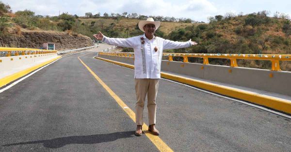 Inaugura Sergio Salomón camino San Martín Tlamapa-San Jerónimo