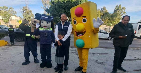 Despliegan a 622 polic&iacute;as municipales por regreso a clases