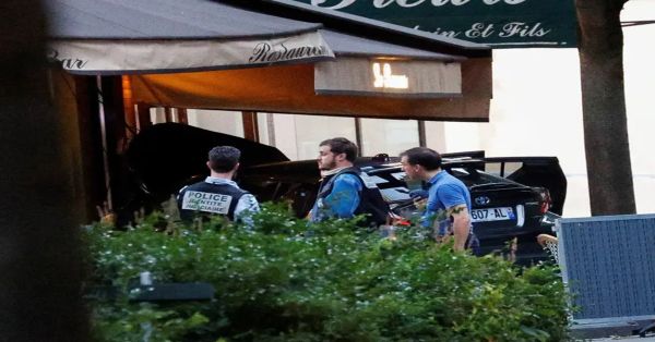 Embiste auto la terraza de un restaurante en París; hay un muerto y seis heridos