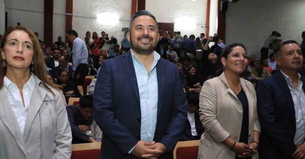 Asiste Ad&aacute;n Dom&iacute;nguez a informe de Filomeno Sarmiento