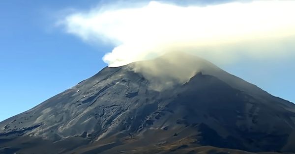 Registra Popocatépetl casi 7 horas de tremor y 52 exhalaciones