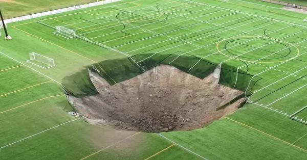 Captan momento exacto en que cancha de futbol se hunde y causa socavón