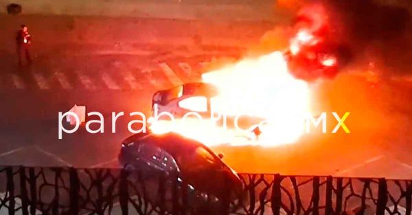 Incendian un veh&iacute;culo frente al C5 de Cuautlancingo