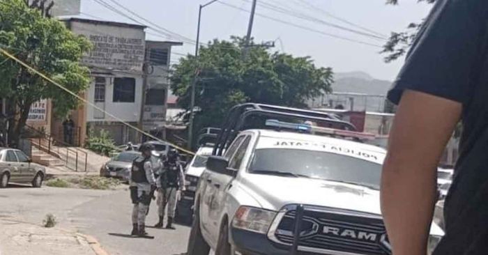 Abandonan tres cadáveres en auto de Acapulco, Guerrero