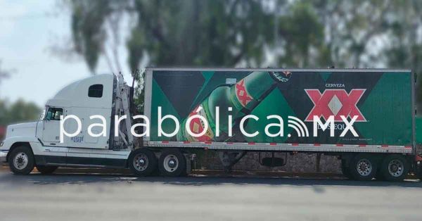 Recuperan dos tr&aacute;ilers cargados con cerveza XX en Puebla 2000