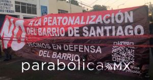 Se manifiestan vecinos de Santiago contra la peatonalización y parquímetros