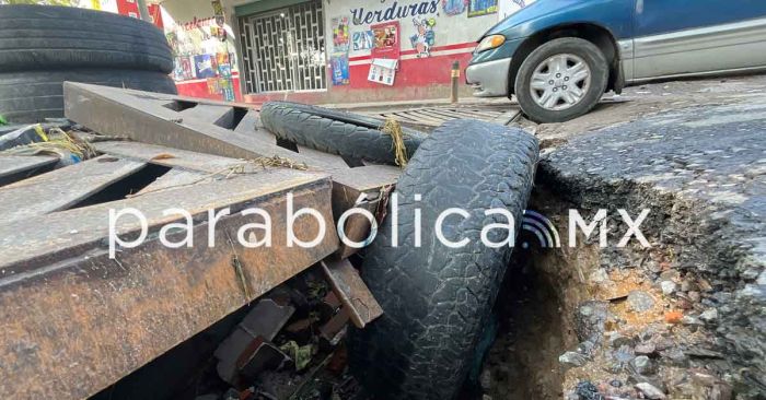 Exhiben coladera que presenta daños en la colonia Santa Lucía