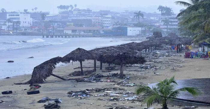 Toca tierra &#039;John&#039; en Michoacán; hay máxima alerta