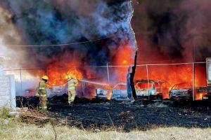 Combustionan 80 vehículos por incendio en predio de Cuautlancingo