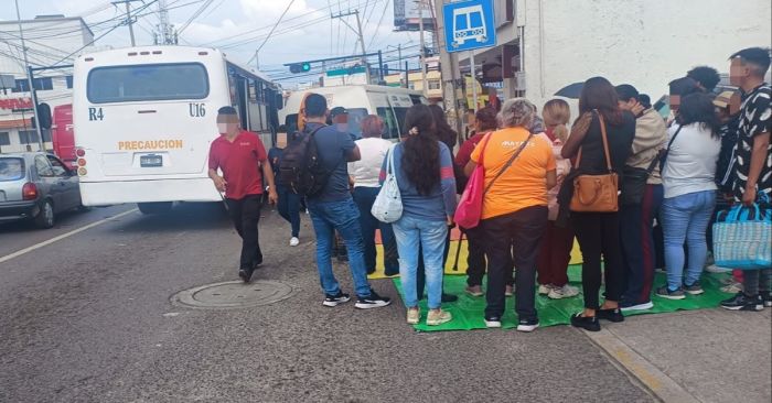 Hay 20 pasajeros lesionados por choque entre una pipa y transporte p&uacute;blico