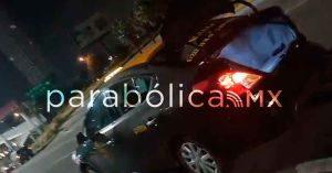 Impacta conductor a un taxi en la Atlixcáyotl y huye