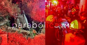 Rescatan a familia que se accidentó en un barranco de Xochimehuacán