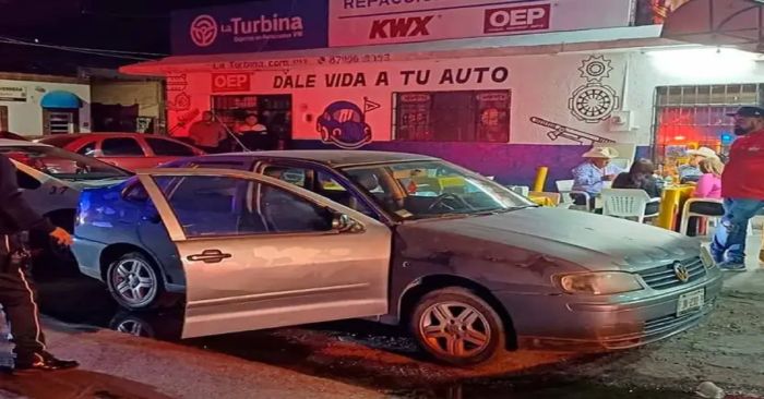 Infraccionan a una mujer por conducir ebria, ella pide tacos mientras retiran su auto