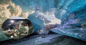 Colapsa cueva de hielo en Islandia, reportan un muerto