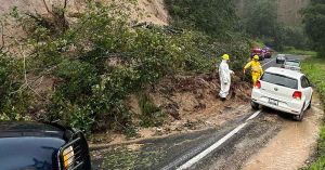 Retiran deslaves en carreteras de Tlatlauquitepec y Zacapoaxtla