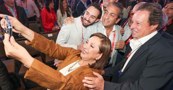 Pide Xóchitl Gálvez a AMLO dejar bandera durante marcha de &quot;marea rosa&quot;