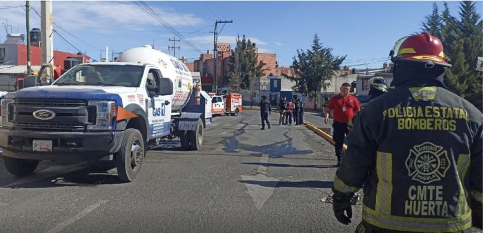 Evacuan condominios por fuga de gas de una pipa en La Guadalupana