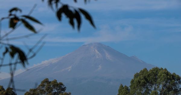 Amanece el volcán Popocatépetl en calma este viernes