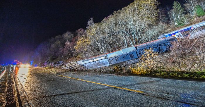 Hay un muerto y 4 heridos por el descarrilamiento de tren de pasajeros en Noruega