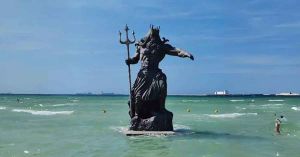 Señalan a estatua de Poseidón por tormentas en Yucatán