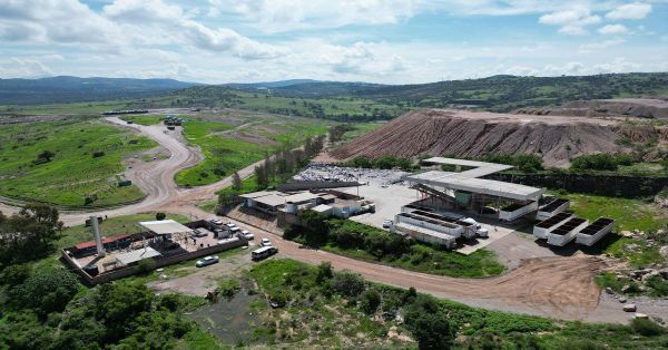 Supervisan proceso de disposici&oacute;n final en el relleno sanitario