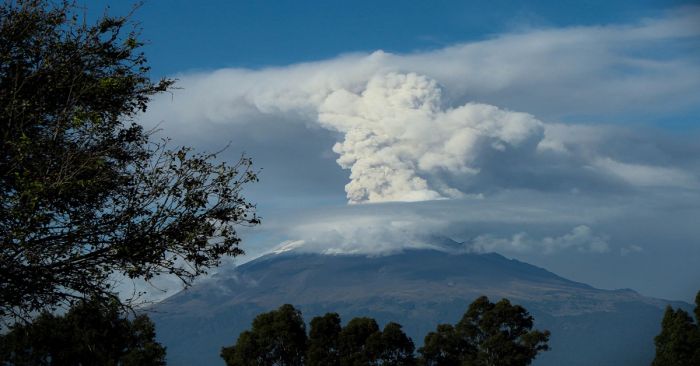 Tremenda fumarola lanza el volcán Popocatépetl