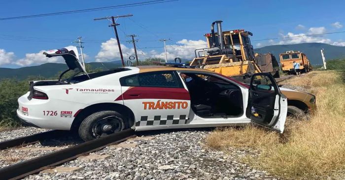 Arrastra el tren a una patrulla con todo y &#039;polis&#039; en Tamaulipas