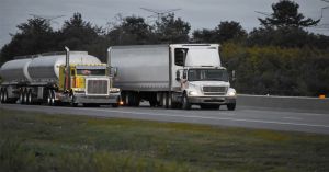 Anuncian nuevos horarios de operación para autotransporte de carga y grúas durante vacaciones